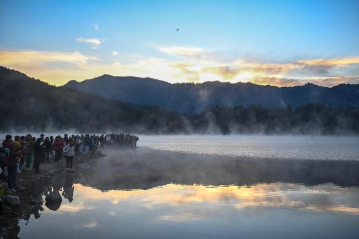 安徽奇墅湖晨霧縹緲 水墨畫境引客來